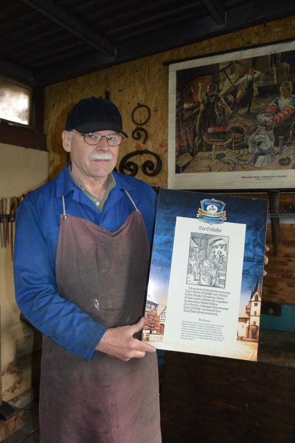 In einer alten Schmiede in der Langgasse wird ein fast vergessenes Handwerk von Anton Reuß präsentiert. | Foto: Andrea Kaller-Fichtmüller