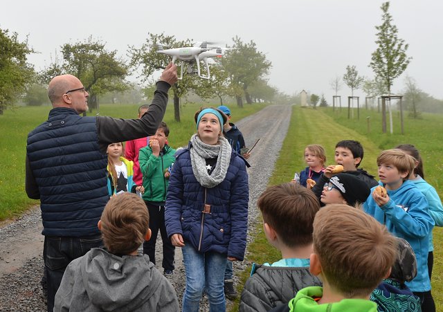 Im Mittelpunkt des Interesses der Schülerinnen und Schüler stand Norbert Köhnlein, der demonstrierte, wie man mit einer Drohne Rehkitze aus der Luft entdecken kann.