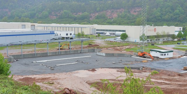 Blick von oben auf den Rohbau des Wertstoffhofs Bürgstadt: Die Betriebscontainer (rechts) stehen bereits, die Abfallcontainer werden demnächst geliefert. Auch das Stahlgerüst, das die Abfallcontainer überdacht (links), wurde erstellt.