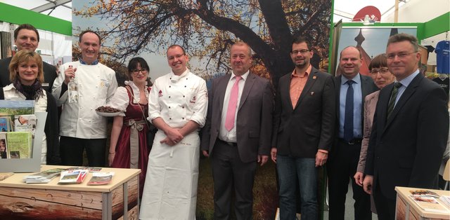 Landrat Jens Marco Scherf, der erste Kreisbeigeordnete Oliver Grobeis (Odenwaldkreis), Sarah Wörz von der Touristikgemeinschaft Odenwald (TGO), Landrat Dr. Achim Brötel (Neckar-Odenwald-Kreis)