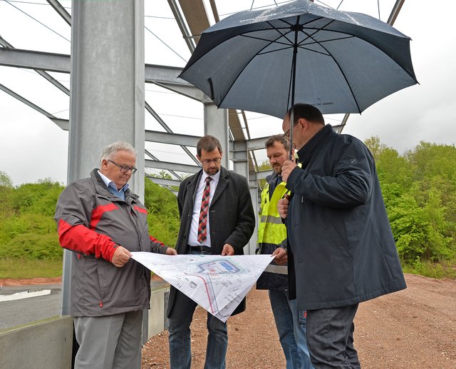Baustellenrundgang auf dem Wertstoffhof Bürgstadt mit (von links) Wolfgang Röcklein (kommunale Abfallwirtschaft), Landrat Jens Marco Scherf, Bauleiter Christian Würzberger (Bauleiter Firma Brandel) und Christoph Faulhaber (Büro ibu).