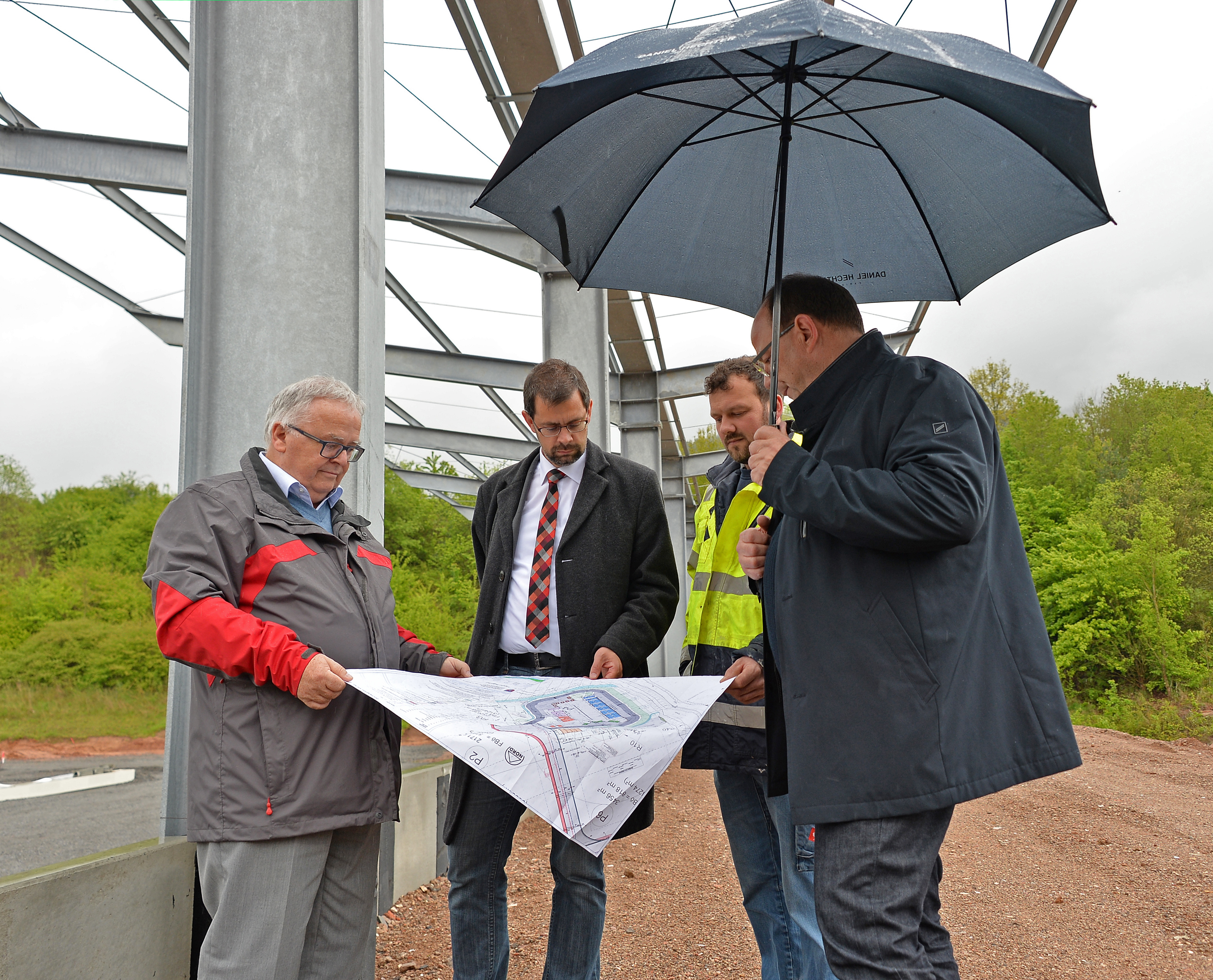 Baustellenrundgang auf dem Wertstoffhof Bürgstadt mit (von links) Wolfgang Röcklein (kommunale Abfallwirtschaft), Landrat Jens Marco Scherf, Bauleiter Christian Würzberger (Bauleiter Firma Brandel) und Christoph Faulhaber (Büro ibu).