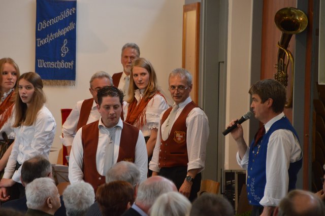 Bruno Grän, der Vorsitzende des Musikvereins Wenschdorf-Monbrunn, bedankt sich bei den Musikerinnen und Musikern des Musikverein Richelbach für die gelungenen Darbietungen.