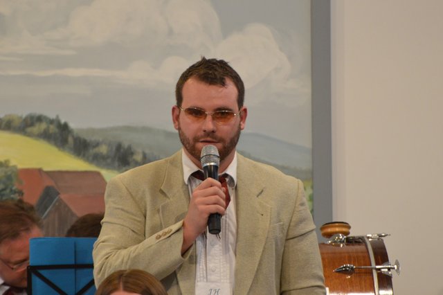 André Cavallo - hier als Elton John verkleidet - führte durch das Programm der Odenwälder Trachtenkapelle Wenschdorf-Monbrunn.
