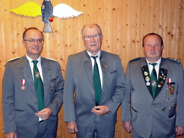 Protektoratsabzeichen in Silber für Alfred Paul. Von links 1. Schützenmeister Peter Doni, Alfred Paul, Gauschützenmeister Otto Rummel.