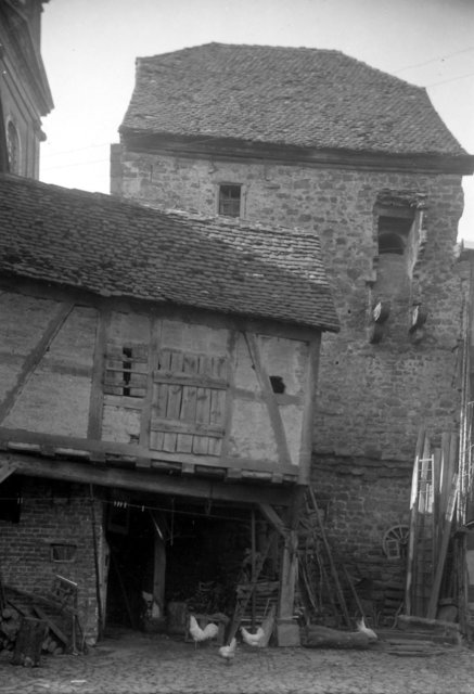Die Mönchberger Burg auf dem Hof des Anwesens Wolf, betrachtet von der Schwimmbadstraße aus in einer Aufnahme aus den 1930er Jahren. | Foto: Archiv des Kultur- und Geschichtsvereins Mönchberg-Schmachtenberg e.V.