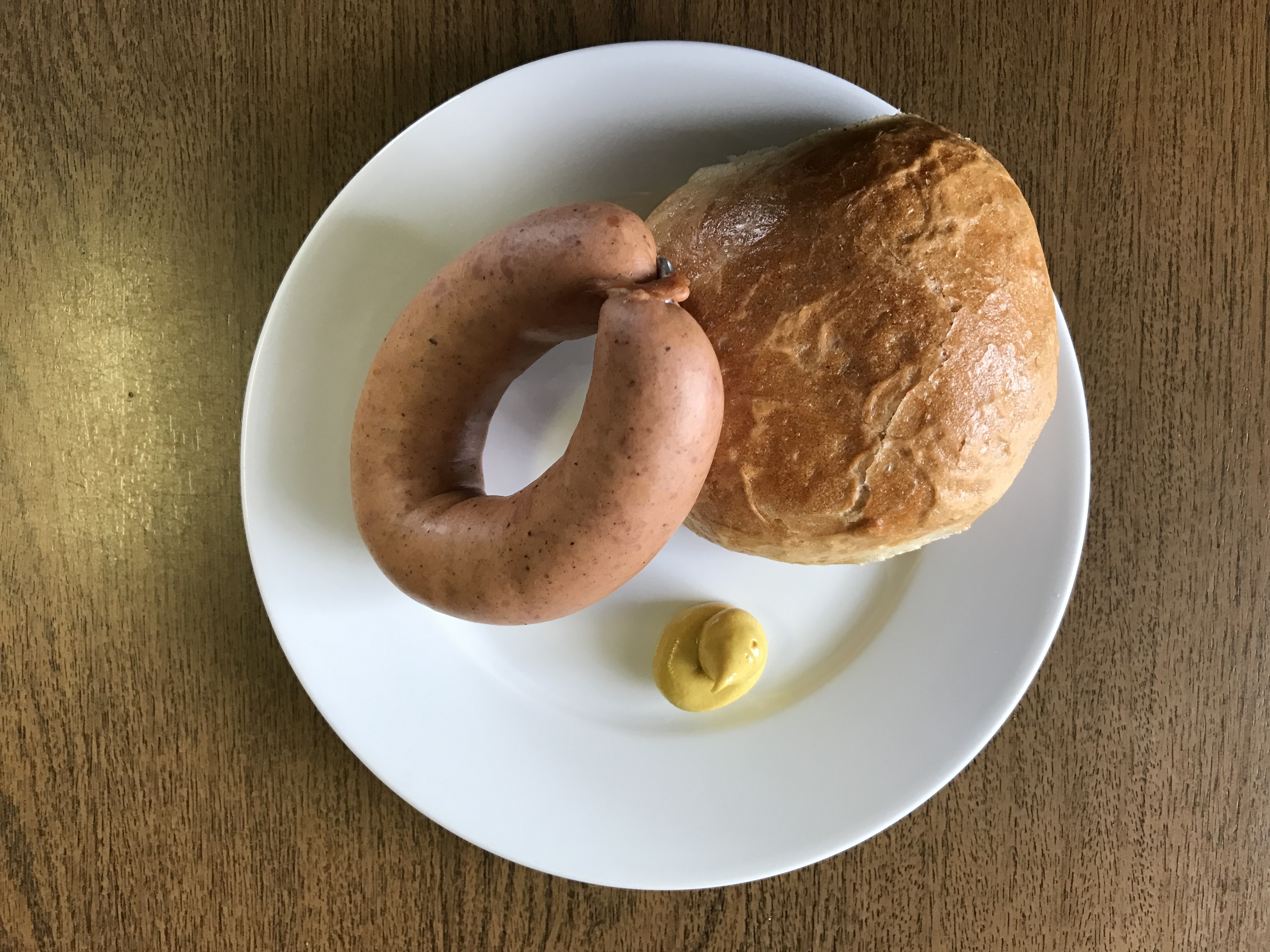 Zum Jubiläum „650 Jahre Markt Mönchberg“ gibt es eine eigens kreierte Festwurst, eine gekochte Krakauer.