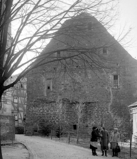 Die Mönchberger Burg vom Kirchplatz aus betrachtet. Aufnahme aus den 1930er Jahren. | Foto: Archiv des Kultur- und Geschichtsvereins Mönchberg-Schmachtenberg e.V.