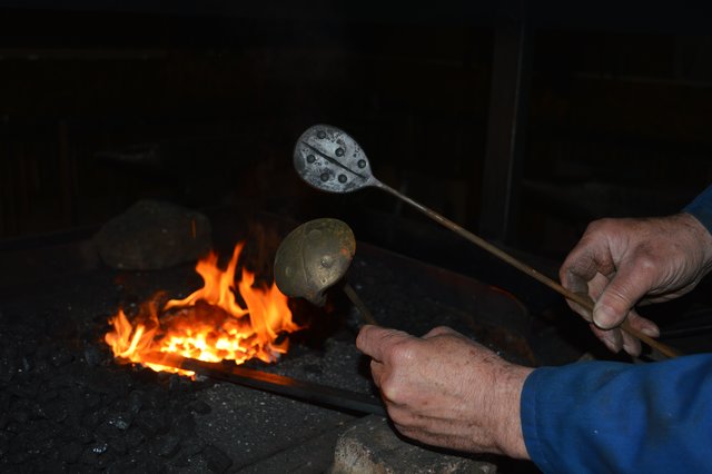 Aus diesem Rohling (oben) entsteht ein Marienkäfer (unten). | Foto: Andrea Kaller-Fichtmüller, News Verlag Miltenberg