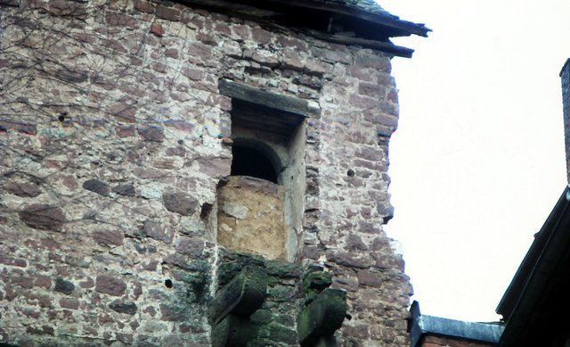 Blick auf das Detail eines Erkeranbaus der Mönchberger Burg. Die Aufnahme wurde vor dem Abriss des Gebäudes etwa im Jahr 1967 gemacht. | Foto: Archiv des Kultur- und Geschichtsvereins Mönchberg-Schmachtenberg e.V.