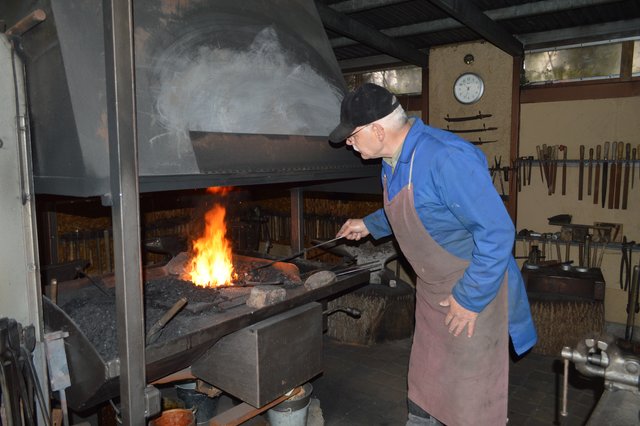 Anton Reuß schürt das Feuer in seiner Schmiede. | Foto: Andrea Kaller-Fichtmüller, News Verlag Miltenberg