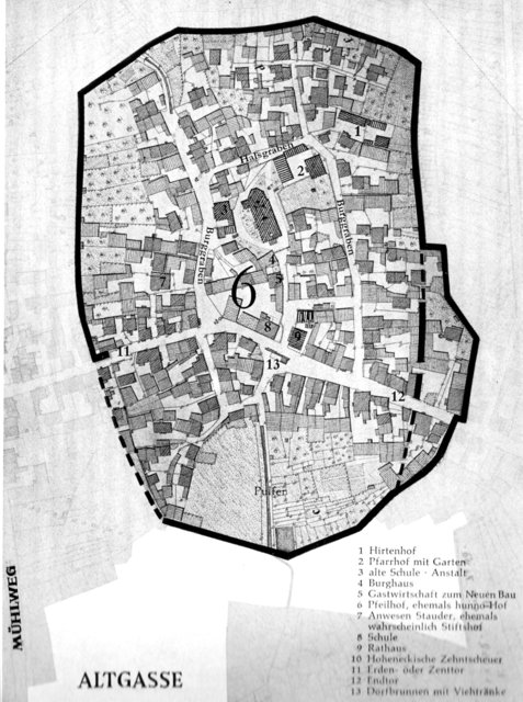 Die Ausbuchtung der schildförmigen Ortsmauer von Mönchberg am Gasthaus „Zum goldenen Rad“ (rechts in der Grafik) muss vor 1717 entstanden sein. | Foto: Foto aus: Hermann Weber „Mönchberg im Spessart: Geschichte einer fränkischen Centene“; 1967