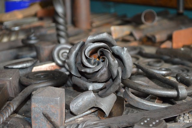 Eine Rose, geschmiedet von Anton Reuß. | Foto: Andrea Kaller-Fichtmüller, News Verlag Miltenberg