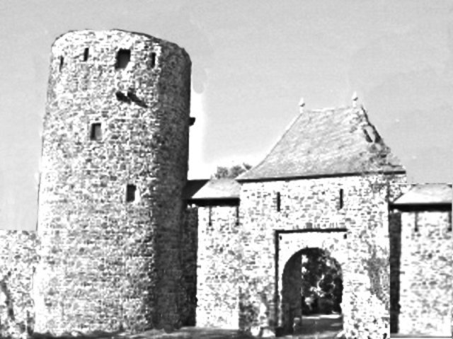 So könnte das Endtor der Stadtmauer Mönchbergs am Gasthaus „Zum goldenen Rad“ ausgesehen haben. | Foto: Erich Heider