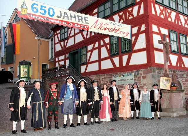 Der Festausschuß vor dem alten Rathaus