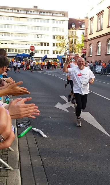 Egal wie sehr er schwitzt, für einen Schnappschuss ist Läufer Peter Fuchs jederzeit zu haben.