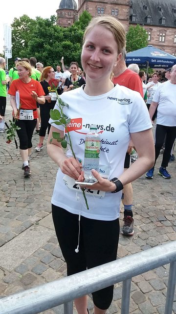 Prost! Die glückliche Finisherin Lisa Losert mit dekorativer Rose