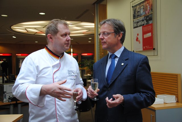 Obernburgs Bürgermeister Dietmar Fieger im Gespräch mit Bäckermeister Volker Mayer