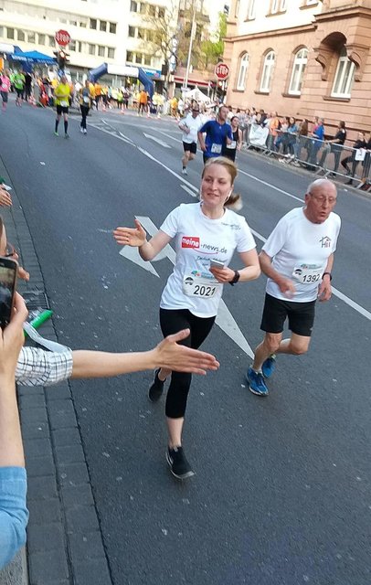 Läuferin Lisa Losert klatscht ab.