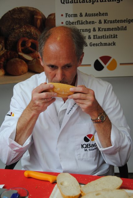 Hier ist Brotprüfer Manfred Stiefel ganz konzentriert und in seinem Element: riechen, fühlen schmecken…
