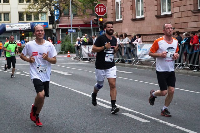 Dominik Stapf in der vierten Runde. Winken fällt jetzt flach, aber das Siegerlächeln funktioniert noch!