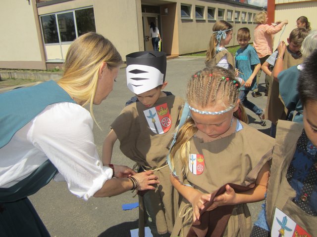 Sitzt auch alles? Die Kinder probieren ihre selbst genähten Kostüme an und schmücken sich mit geflochtenen Haarbändern und Helmen. | Foto: Grundschule Mönchberg
