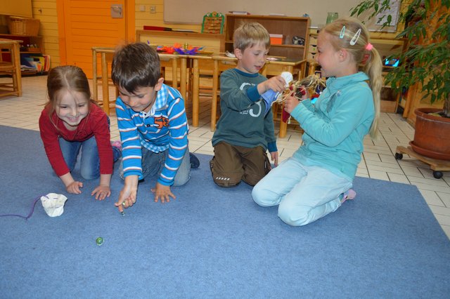 Einige Kinder des Mönchberger Kindergartens spielen mit Murmeln oder Stoffpüppchen, die sie selbst gebastelt haben, so wie die Kinder vor 650 Jahren. | Foto: Andrea Kaller-Fichtmüller, News Verlag Miltenberg