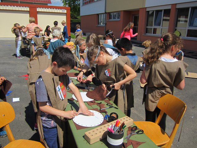 Die Mönchberger Kinder fertigen Lederbeutel in der Erweiterten Mittagsbetreuung für das Jubiläumsfest am Wochenende. | Foto: Grundschule Mönchberg