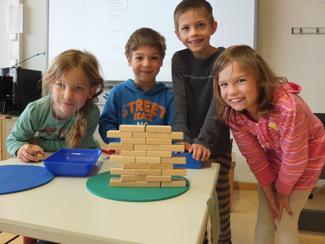 Nach der Besichtigung der Ortsmauer bauen die Kinder der jahrgangsgemischten 1. und 2. Klasse  im Unterricht stabile Mauern nach. | Foto: Grundschule Mönchberg