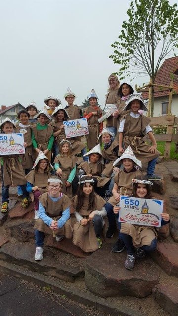 Die Kinder der Klasse 4a der Mönchberger Grundschule haben einfache Gewänder im Stil der Zeit vor 650 Jahren für das Jubiläumsfest selbst geschneidert. | Foto: Grundschule Mönchberg