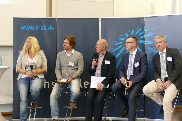 Die Jury mit Vanessa Weber (Geschäftsführerin von Werkzeug Weber GmbH & Co. KG), Bastian Bieber (Geschäftsführer von B2 Communications GmbH), Walter Fries (Partner WALTER FRIES Firmengruppe), Frank Oberle (Vorstandsmitglied der Sparkasse Aschaffenburg-Alzenau) und Prof. Dr.-Ing. Georg Rainer Hofmann (Direktor Information Management vom Institut Hochschule Aschaffenburg) (von links)
