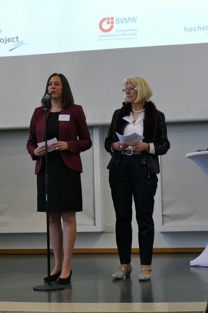 Die Moderatorinnen Meike Schumacher (links) von mainproject 2018 und Beatrice Brenner vom BVMW