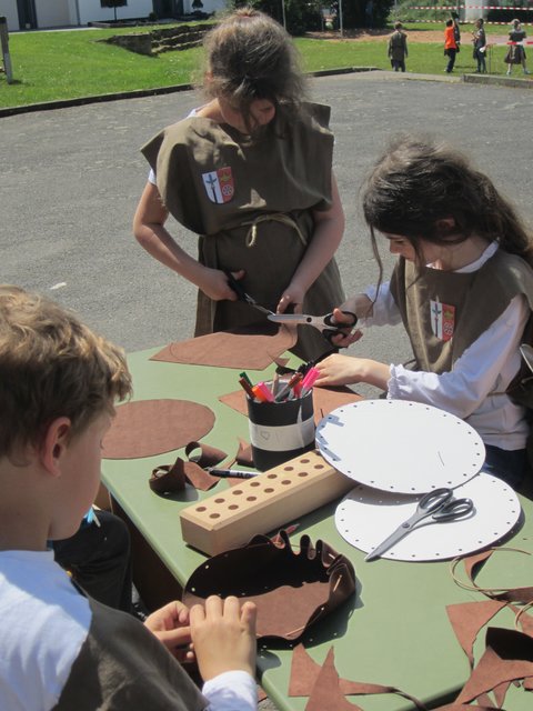 Fleißig basteln die Kinder in der Erweiterten Mittagsbetreuung für das Jubiläumsfest. | Foto: Grundschule Mönchberg