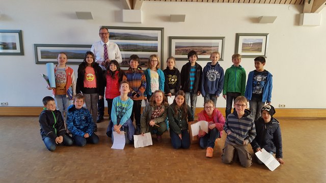 Die Kinder der beiden vierten Klassen der Grundschule Mönchberg statteten Bürgermeister Thomas Zöller bei ihren Vorbereitungen zur 650-Jahr-Feier einen Informationsbesuch ab. | Foto: Grundschule Mönchberg