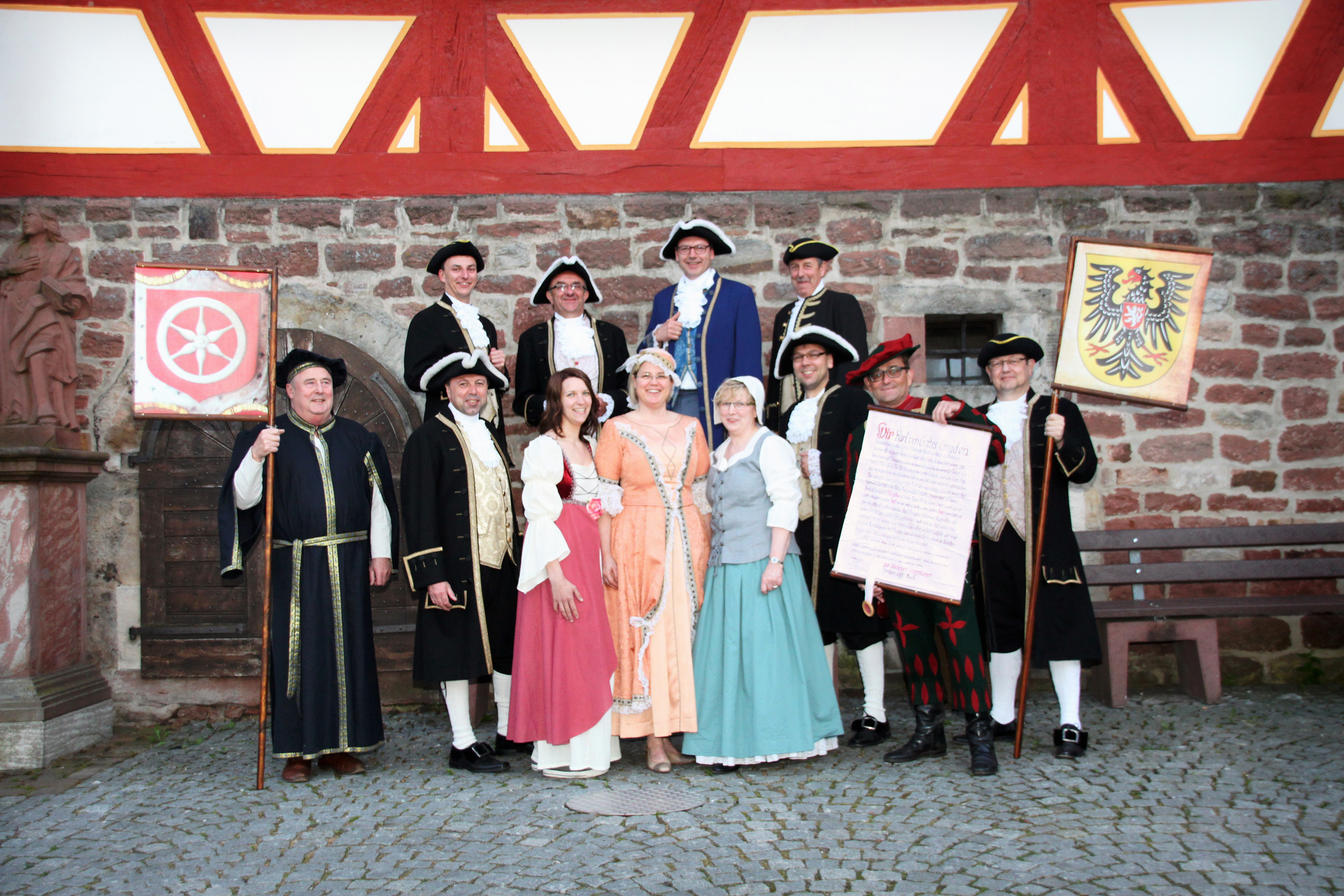 Der Mönchberger Festausschuss in mittelalterlichen Gewändern: Erich Heider, Roland Miltenberger, Jessica Maniura, Daniela Schmitt, Ulrike Goihl, Tobias Zöller, Eberhard Heider und Martin Roob (vorne von links), Stefan Brück, Erich Langer, Thomas Zöller und Horst Eckhard Rehbein (oben von links).
