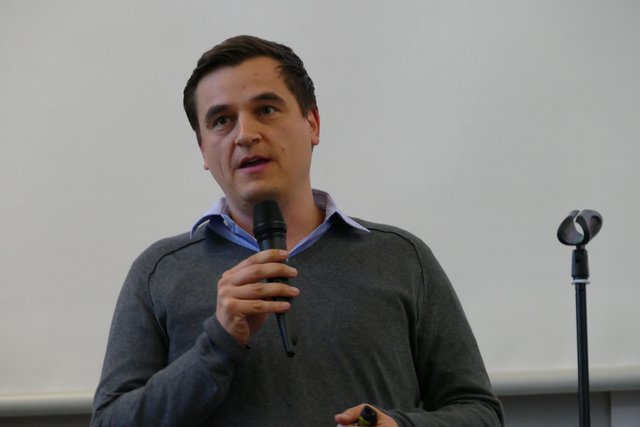 Thomas Lindauer bei seinem Impulsvortrag über Dokuneo Software GmbH aus Aschaffenburg