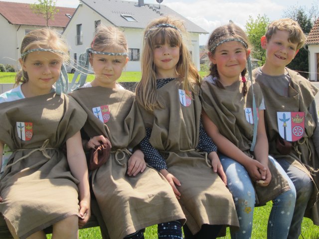 Die Mönchberger Kinder fiebern dem Jubiläumsfest am kommenden Wochenende entgegen. In der Erweiterten Mittagsbetreuung haben sie historische Gewänder selbst genäht. | Foto: Grundschule Mönchberg