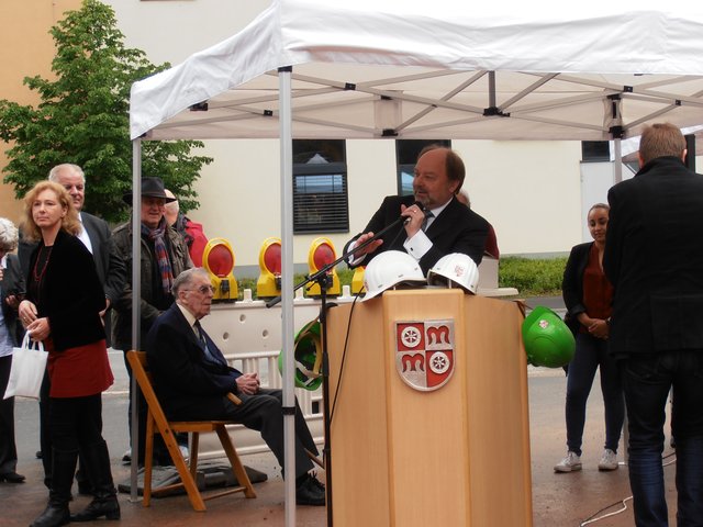 Bürgermeister Helmut Demel wünscht sich einen unfallfreien Bau und wenig Beeinträchtigung durch den Baulärm.