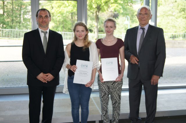 Ehrung für 10 Jahre: von links: Sängerkreis Vorsitzender Peter Liefeith, Amelie Schneider, Sophia Bachmann, Präsident des MSB Hermann Arnold.