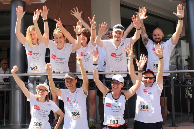Das motivierte News Verlag-Runningteam. Und ich. Oben: Lisa Losert, Christiane Herkert, Manuela Bischof, Norbert Breitenbach, Florian Deß, Rene Sümmer. Unten: Ich, mein Freund Dominik Stapf, Iris Breitenbach und Peter Fuchs.