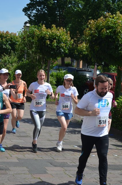 Ein letztes Bild mit Lisa Losert zusammen, danach fällt die Gute in ihr Lauftempo. Was meilenweit speediger ist, als meines. Iris und ihr Smartphone begleiten mich auf meinem tapferen Feldzug!