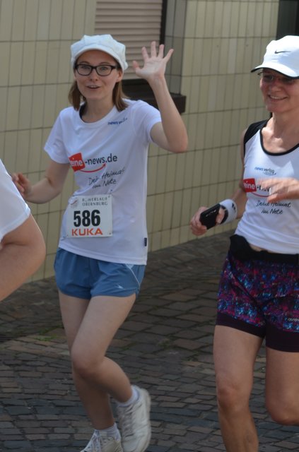 Kilometer Eins, noch gut dabei. Carolin Wurtinger wird ausgestattet von: News Verlag (exzellentes Laufshirt), Anna Bachmann (luftige Kappe und Hose, danke, liebste Freundin!) und ihr selbst (lustdichte Sneakers, dö-döö)