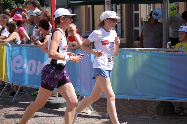 Aber Iris filmt mich nicht nur, sie gibt mir auch Lauf-Tipps und motiviert mich. Ohne eine Laufpartnerin hätte ich´s wahrscheinlich nicht durchgezogen. DANKE!