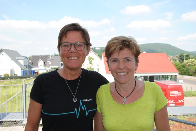 Antje Stuckert-Hahn und Susanne Wehrle, Elternbeiräte: „Wir haben eine Eigeninitiative gegen den Lehrermangel gestartet. Unterstützung bekamen wir durch eine Liste mit rund 3.300 Unterschriften, die wir in allen Grund- und Mittelschulen des Landkreises gesammelt haben. Insgesamt drei Mal waren wir in München. Man muss einen langen Atem haben, viel Zeit investieren und darf sich nicht abwimmeln lassen, dann kann man etwas erreichen.“ | Foto: Andrea Kaller-Fichtmüller