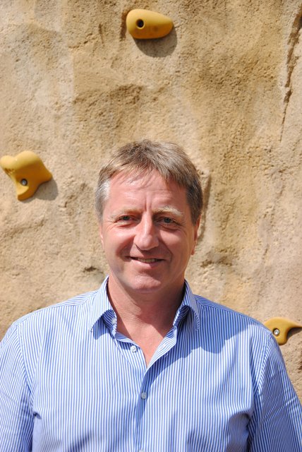 Rektor Horst Kern, Vorsitzender BLLV Obernburg: „Man kann es den jungen Lehrkräften nicht verdenken, dass sie lieber nach Baden-Württemberg oder Hessen gehen als hier zu bleiben, denn sie bekommen dort eine Festanstellung als Beamte und teilweise sogar ein höheres Gehalt.“