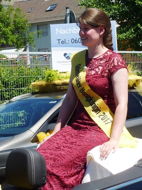 königliche Hoheiten beim Blumenkorso in Michelstadt