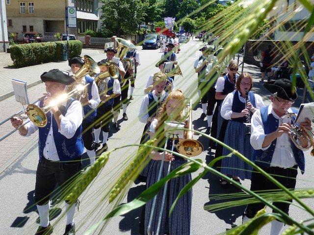 Odenwälder Trachtenkapelle Wenschdorf-Monbrunn beim Blumenkorso in Michelstadt
