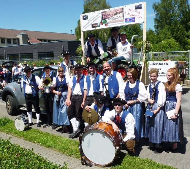 Odenwälder Trachtenkapelle Wenschdorf-Monbrunn beim Blumenkorso in Michelstadt