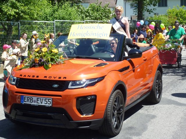 königliche Hoheiten beim Blumenkorso in Michelstadt