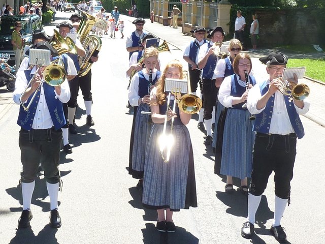 Odenwälder Trachtenkapelle Wenschdorf-Monbrunn beim Blumenkorso in Michelstadt
